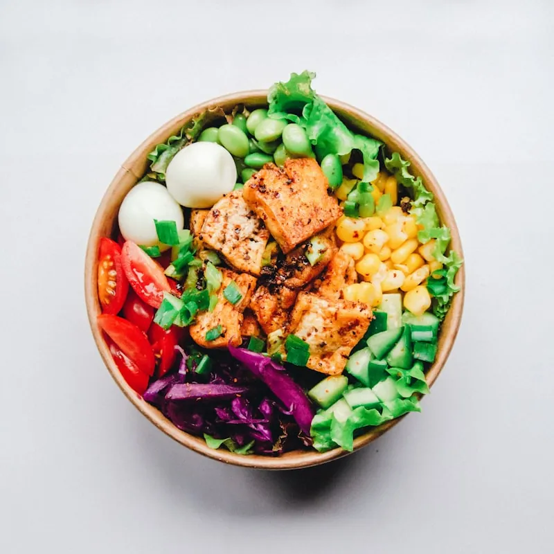 Quinoa-avocado bowl with egg — balanced recipe, 545 kcal
